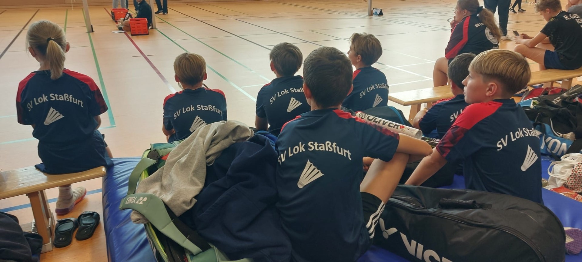 Nachwuchsspieler des SV Lok Staßfurt am Spielfeldrand