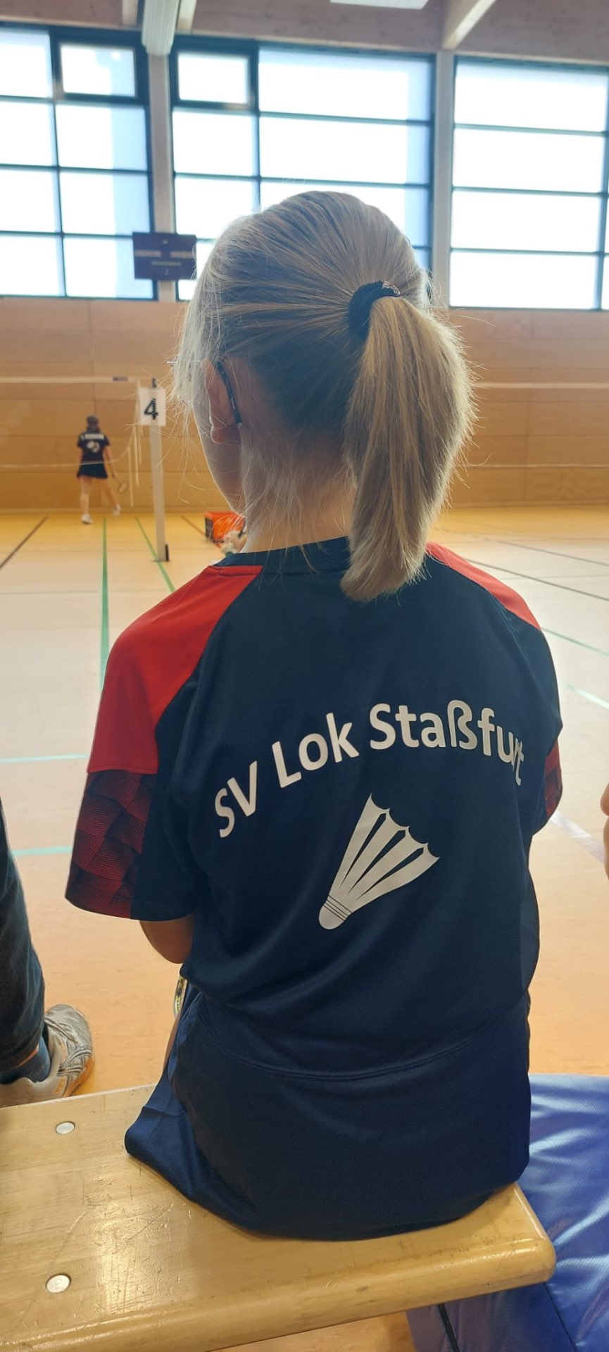 Spielerin des SV Lok Staßfurt verfolgt das Turniergeschehen