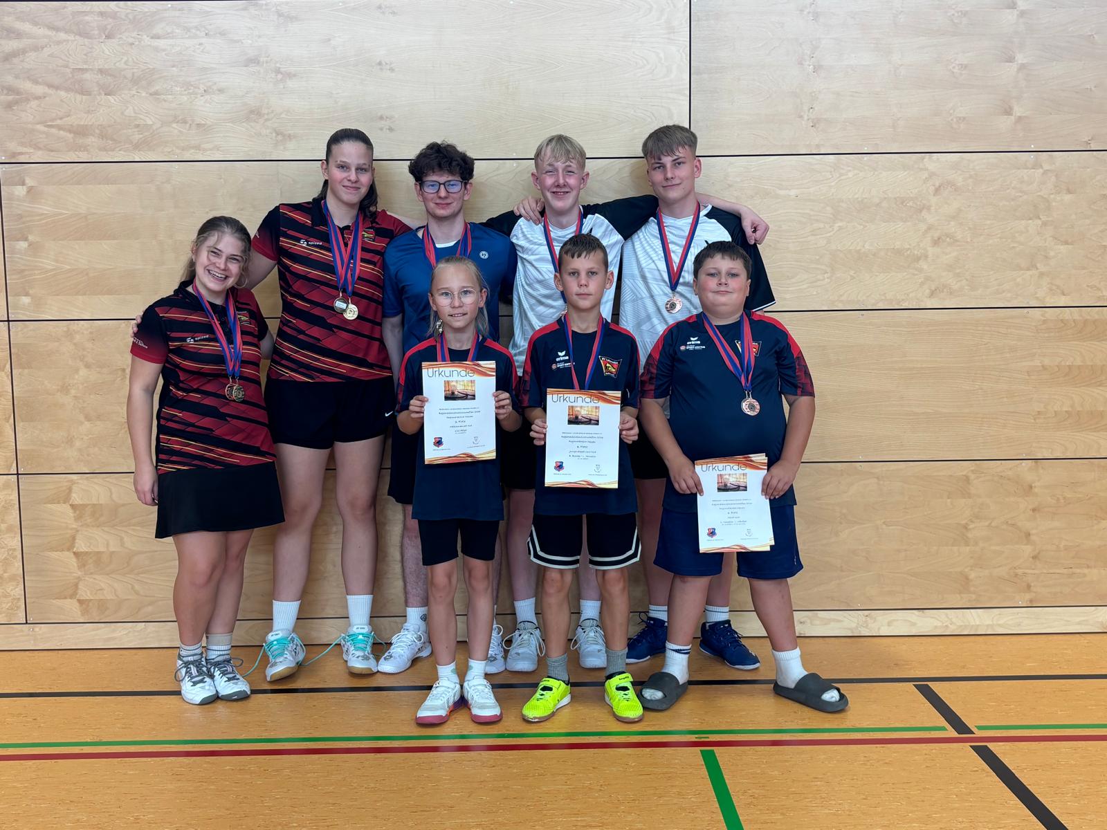Jugendteam des SV Lok Staßfurt mit Medaillen und Urkunde bei der Regionalmeisterschaft in Nienburg