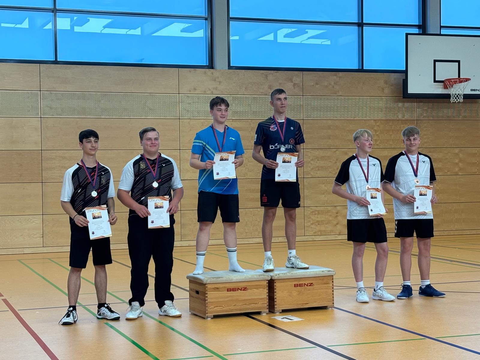 Gruppenfoto der Platzierten mit Urkunden und Medaillen
